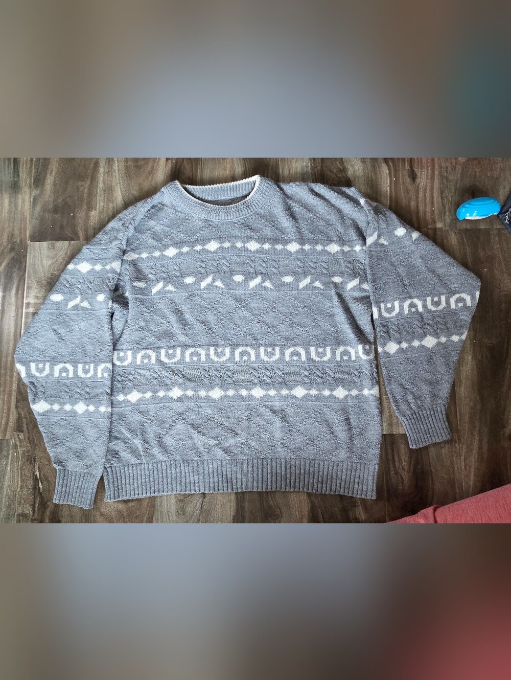 Source Unknown Gray & White Geometric Crewneck Sweater